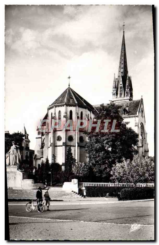 CPM Pau Eglise St Martin Et Monument Aux Morts