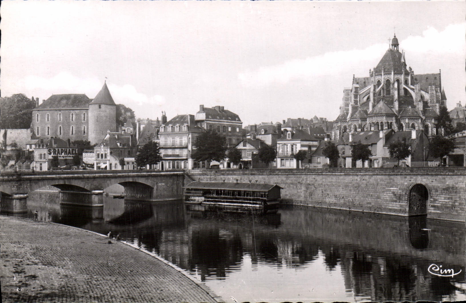 Mayenne (Mayenne) — Le Château et la Mayenne — Photographe Véritable