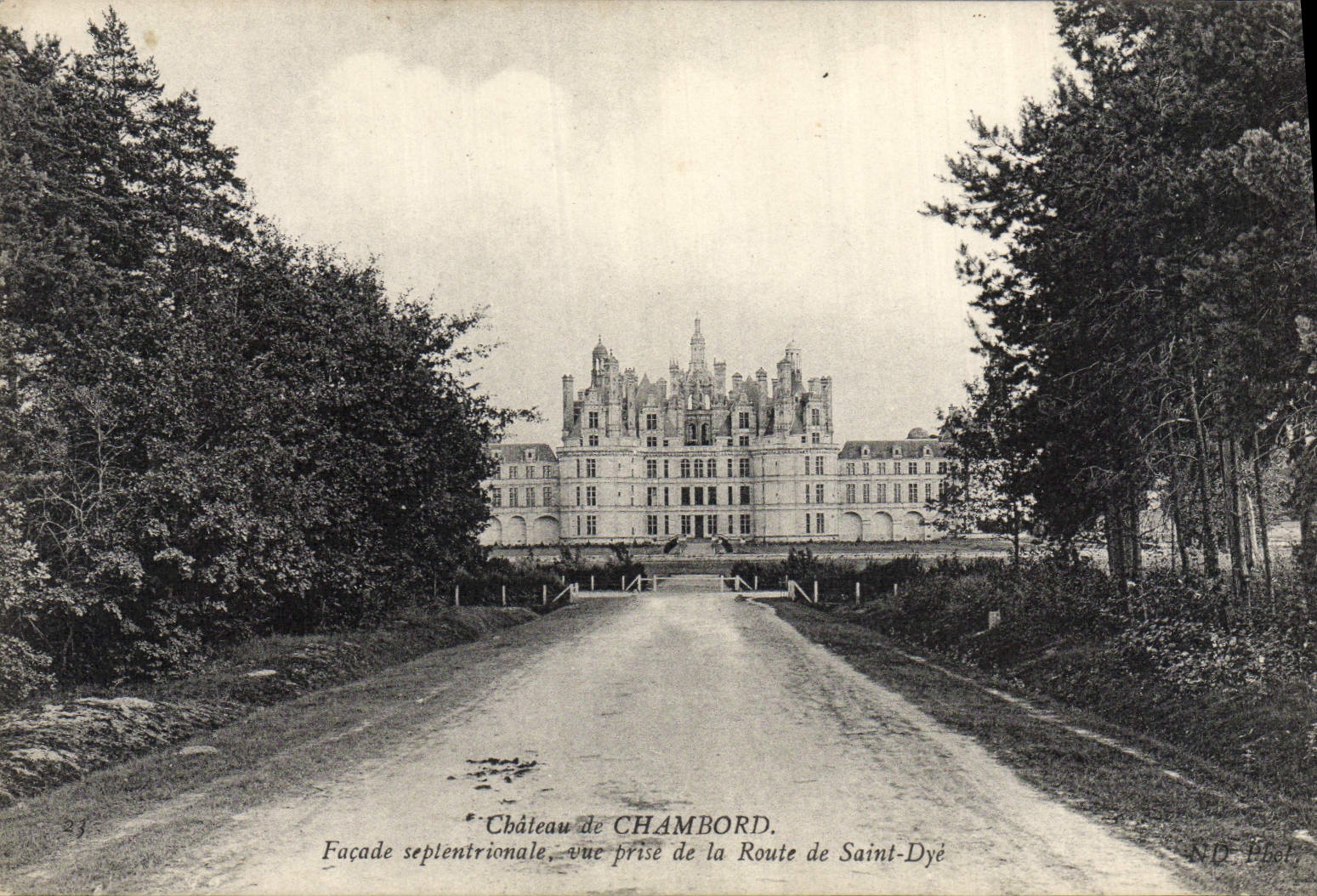 CPA Chateau de Chambord Facade septentrionale vue prise de la route de Saint Dye 