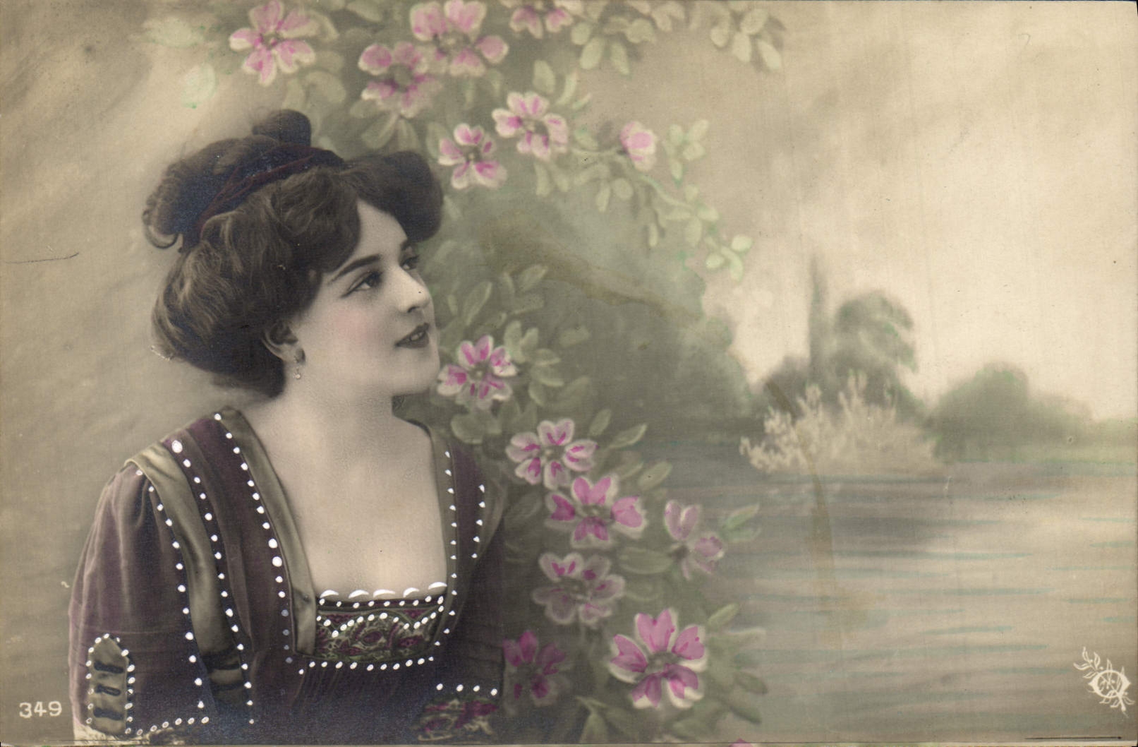 Jeune femme en robe ornée — décor floral et lac — éditeur 'S. L. & C.' n° 349