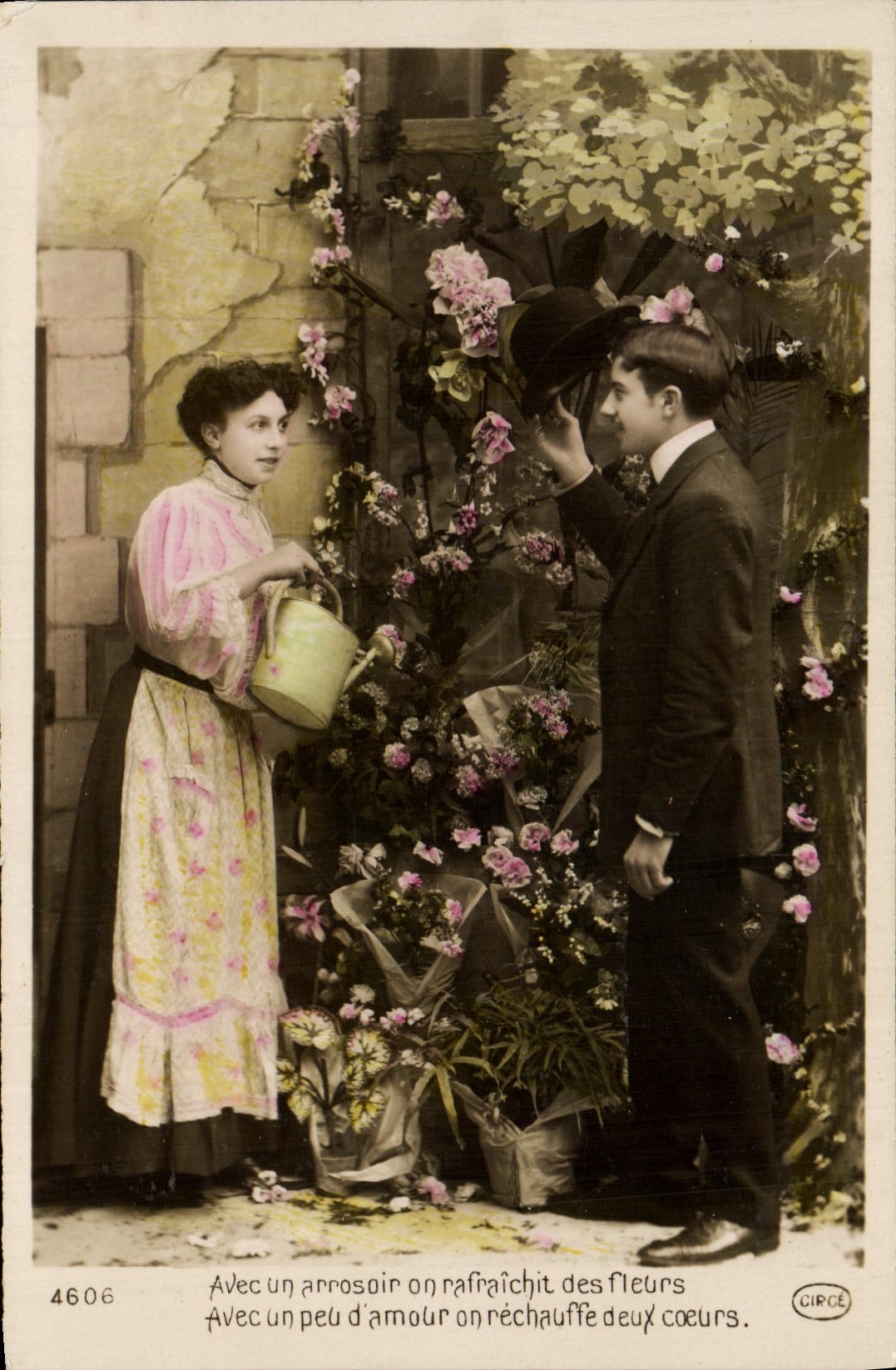 CPA Fantaisie Femme Avec un arrosoir on rafraichit des fleurs 