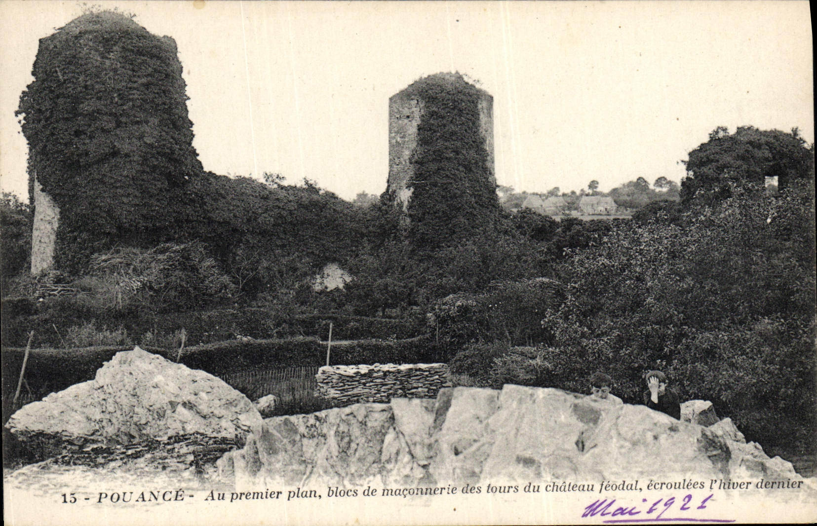 CPA Pouance Au Premier Plan Blocs de Maconnerie des tours du chateau feodal ecroulees l'hiver dernier 