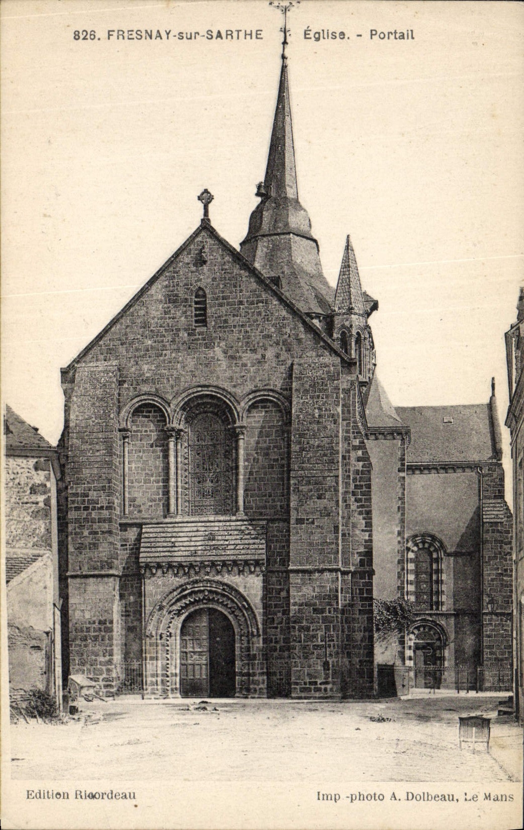 CPA Fresnay Sur Sarthe Eglise Portail