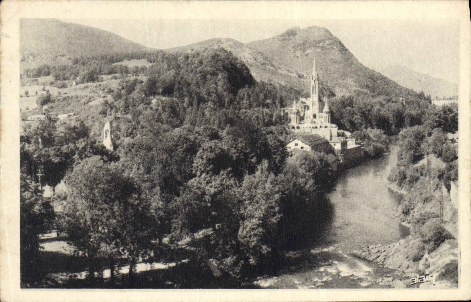 CPA Lourdes La Basilique et le Gave