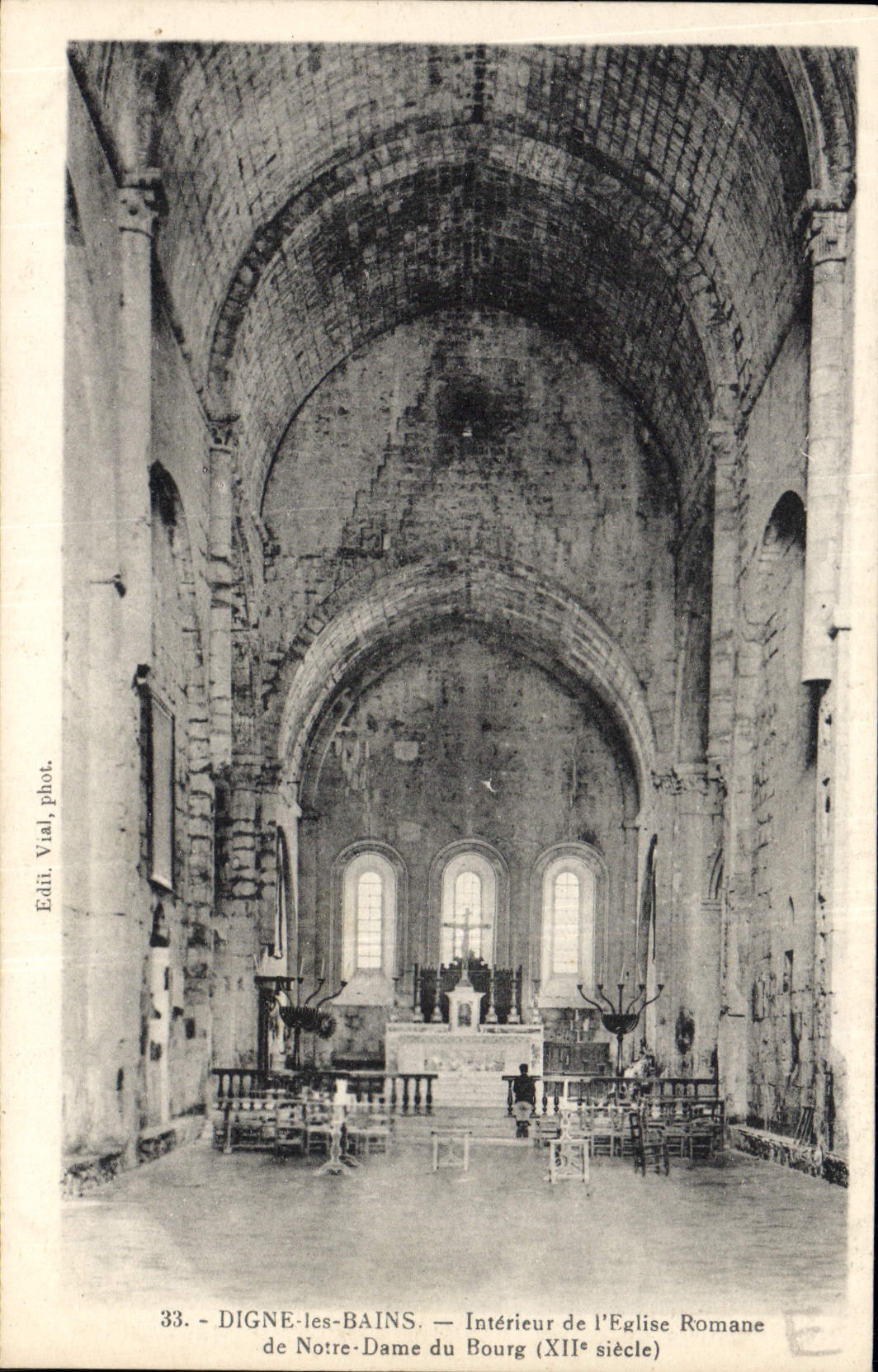 CPA Digne les Bains Interieur de L'Eglise Romane de Notre Dame du Bourg 