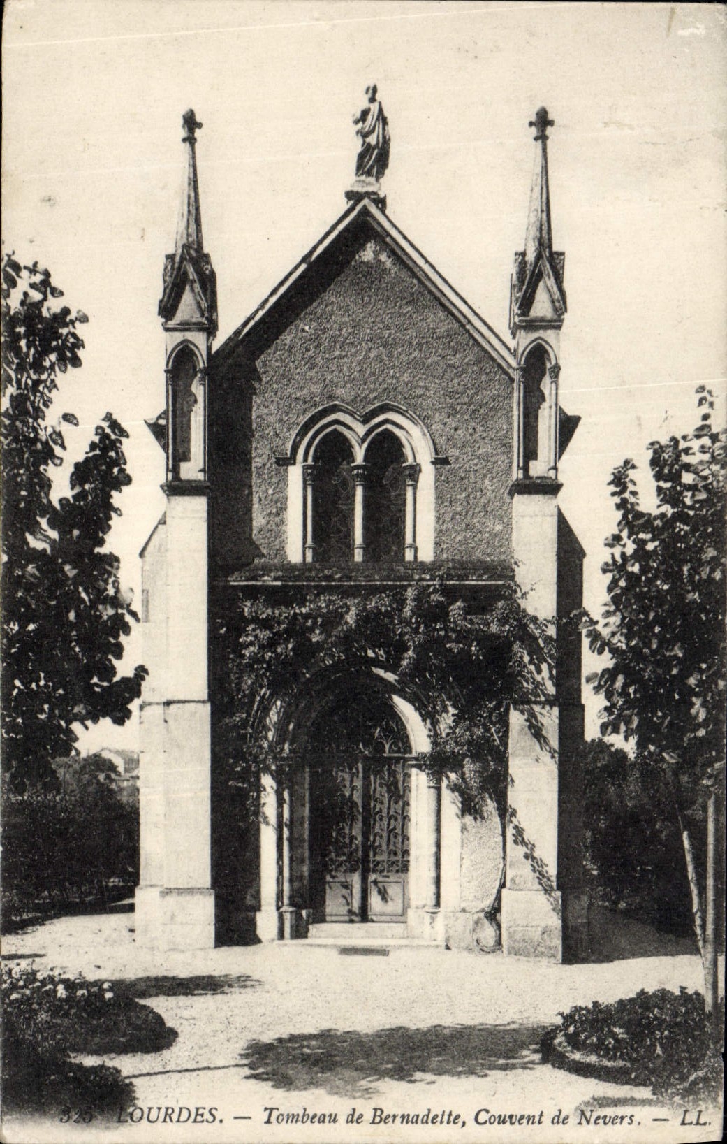 CPA Lourdes Tombeau de Bernadelle Couvent de Nevers