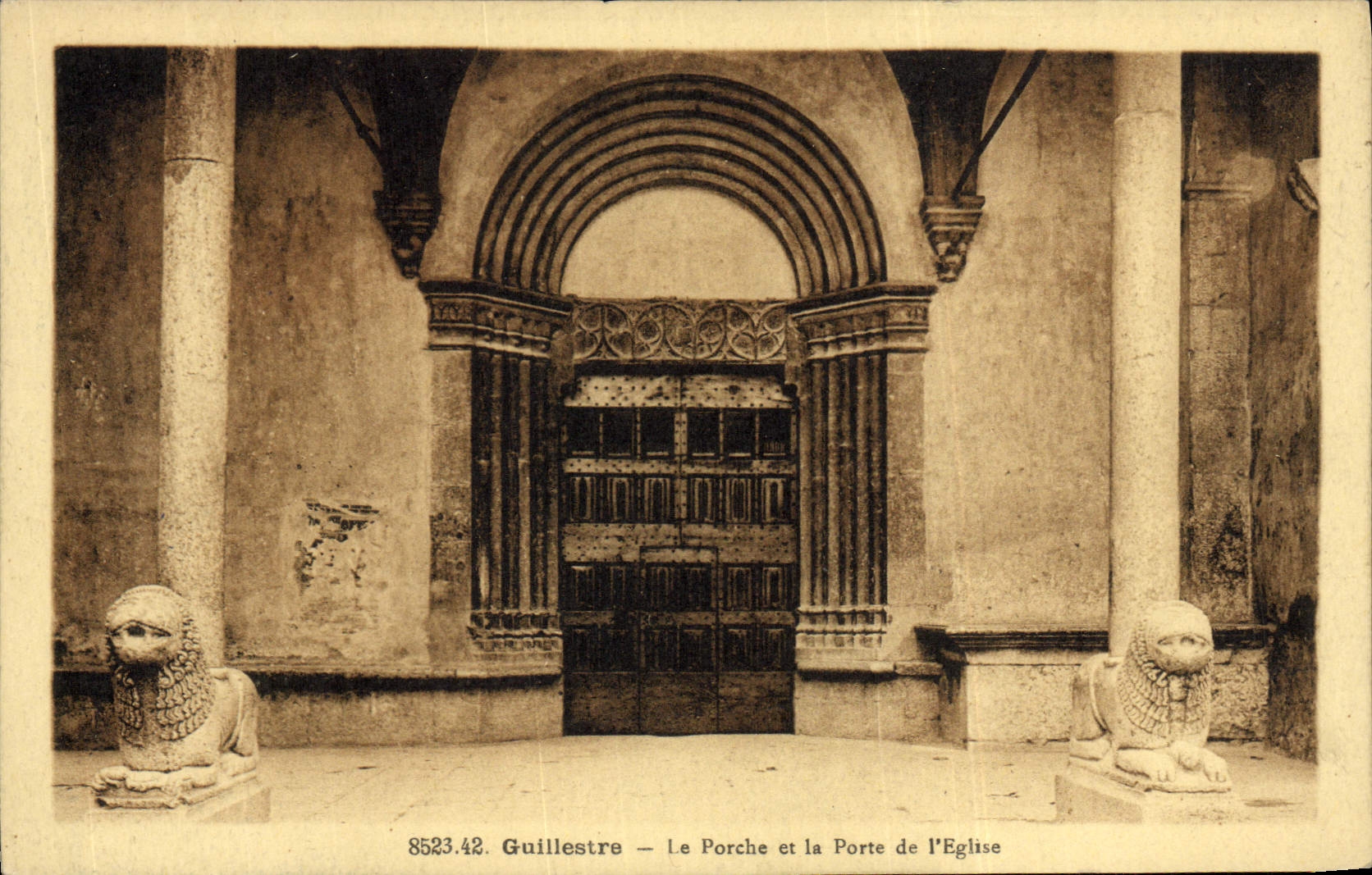 Guilhestre — Le Porche et la Porte de l'Église — A. Houllier, n° 8523.42