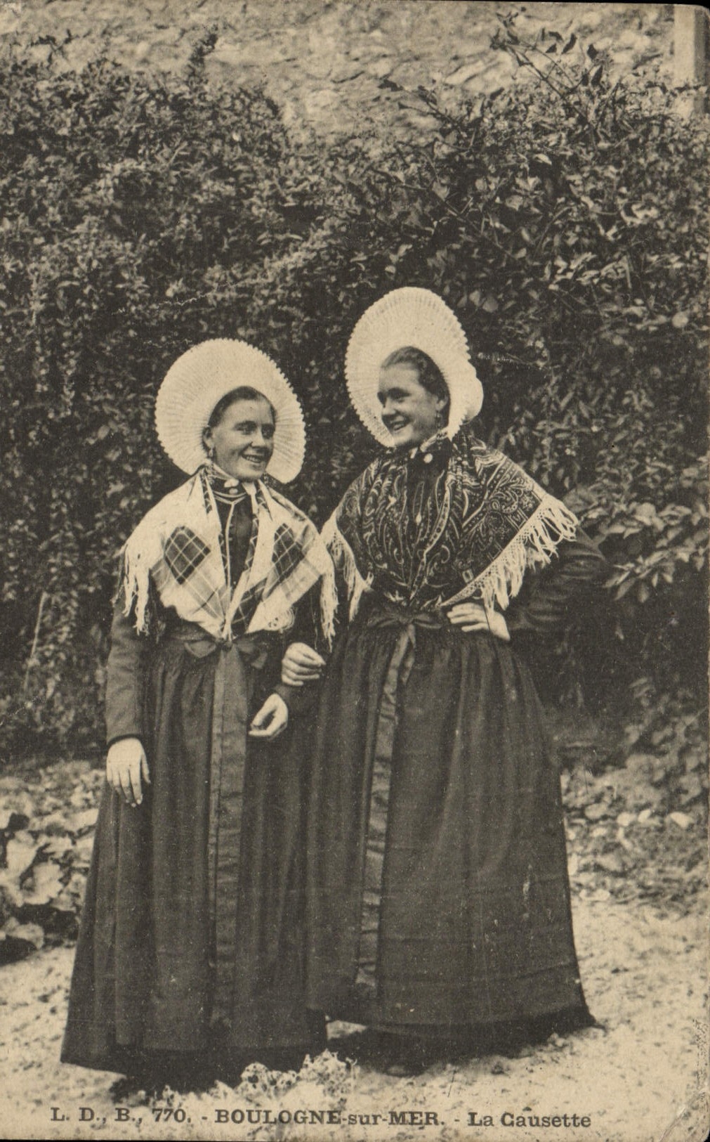 Twee vrouwen in traditioneel kleding — La Causette — L.D.B., 770