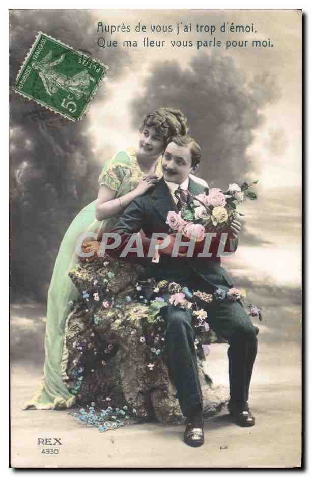 Couple amoureux — scène de studio avec bouquet — REX 4330