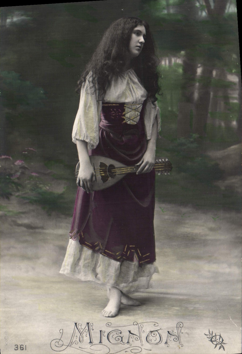 Junge Frau in mittelalterlichem Kleid, die eine Mandoline hält — Mignon, n° 361