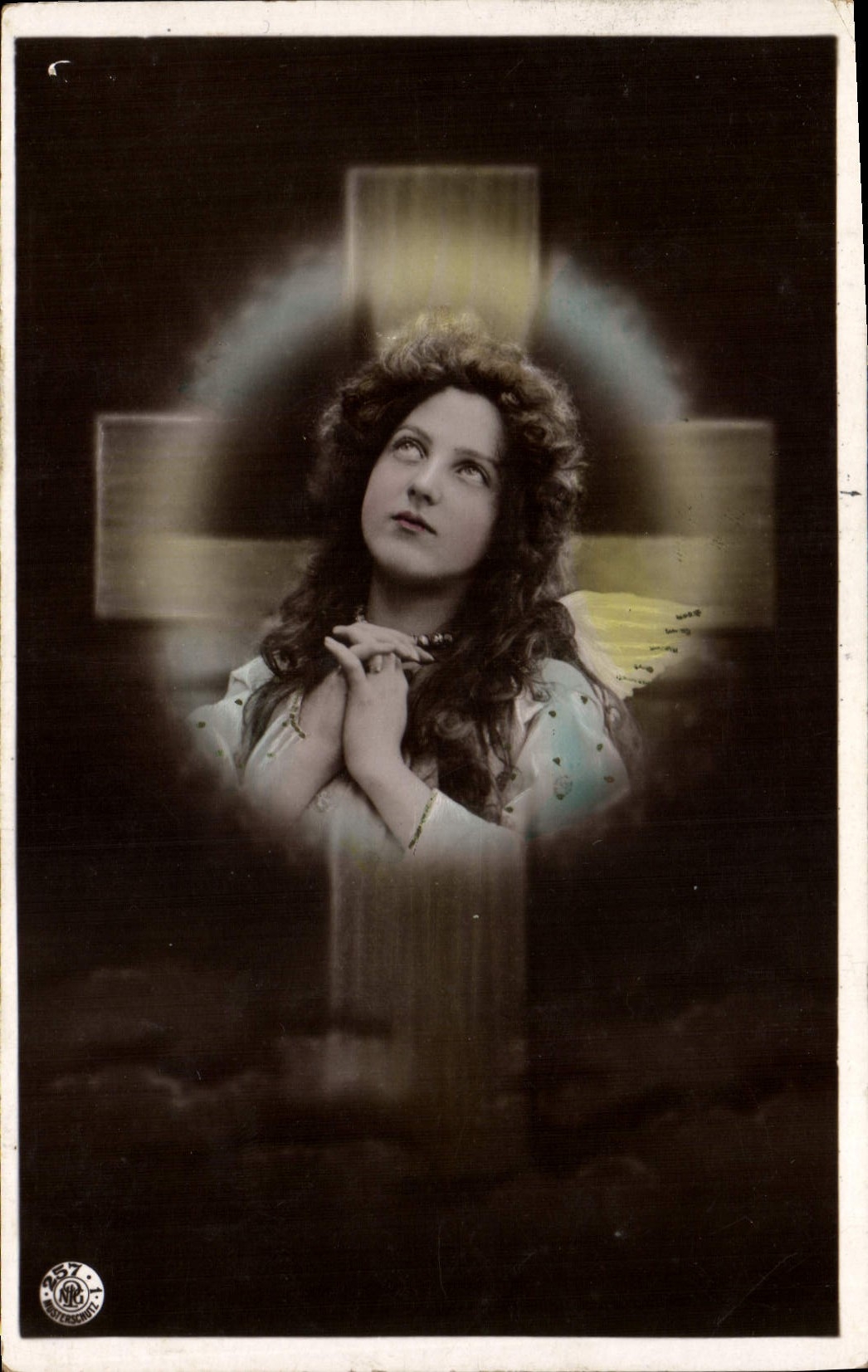 Junge Frau in Gebet — leuchtende Kreuz — O. E. G. A. G. Berlin, Nr. 57