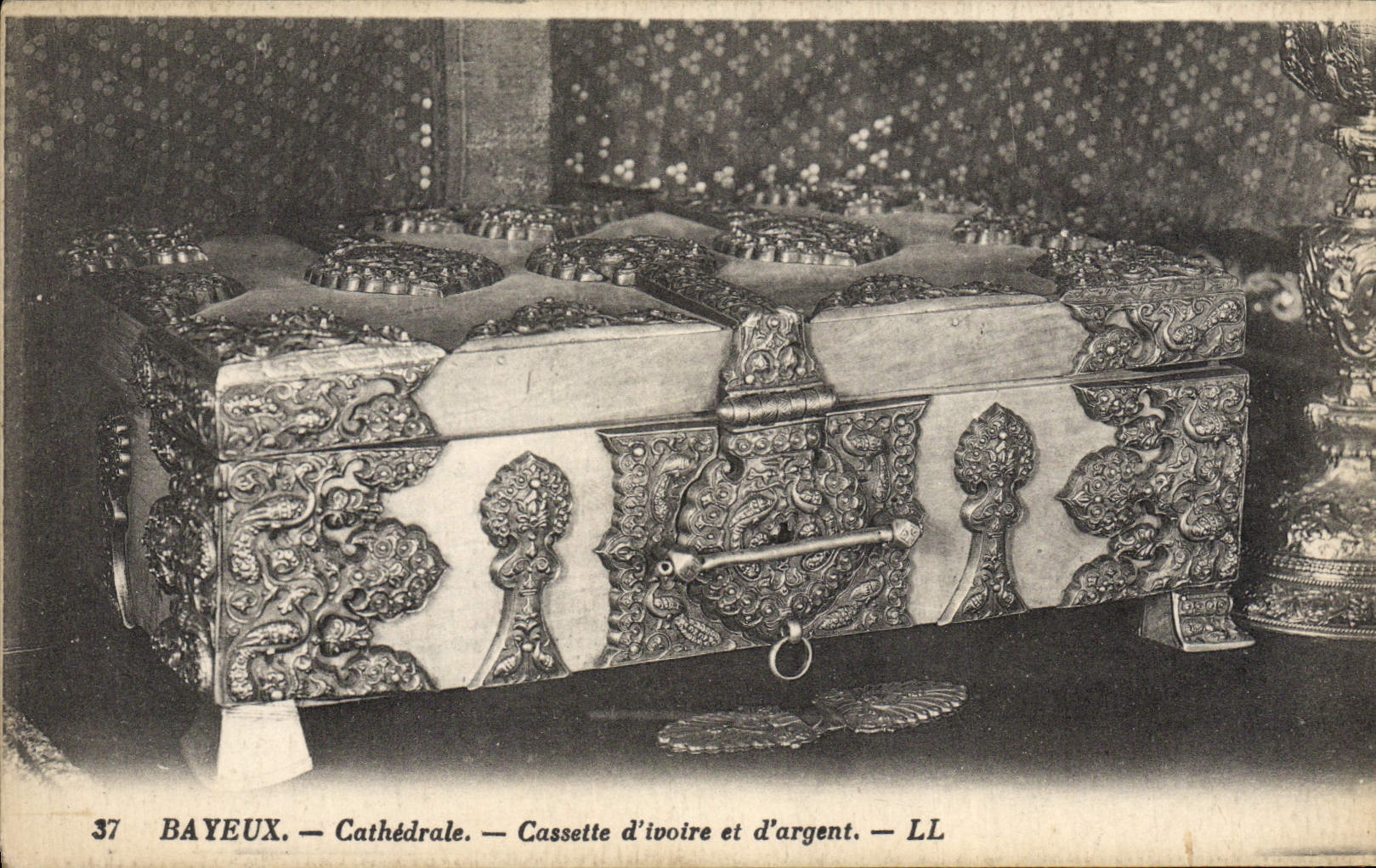 Bayeux — Cathédrale — Cassette d'ivoire et d'argent — LL