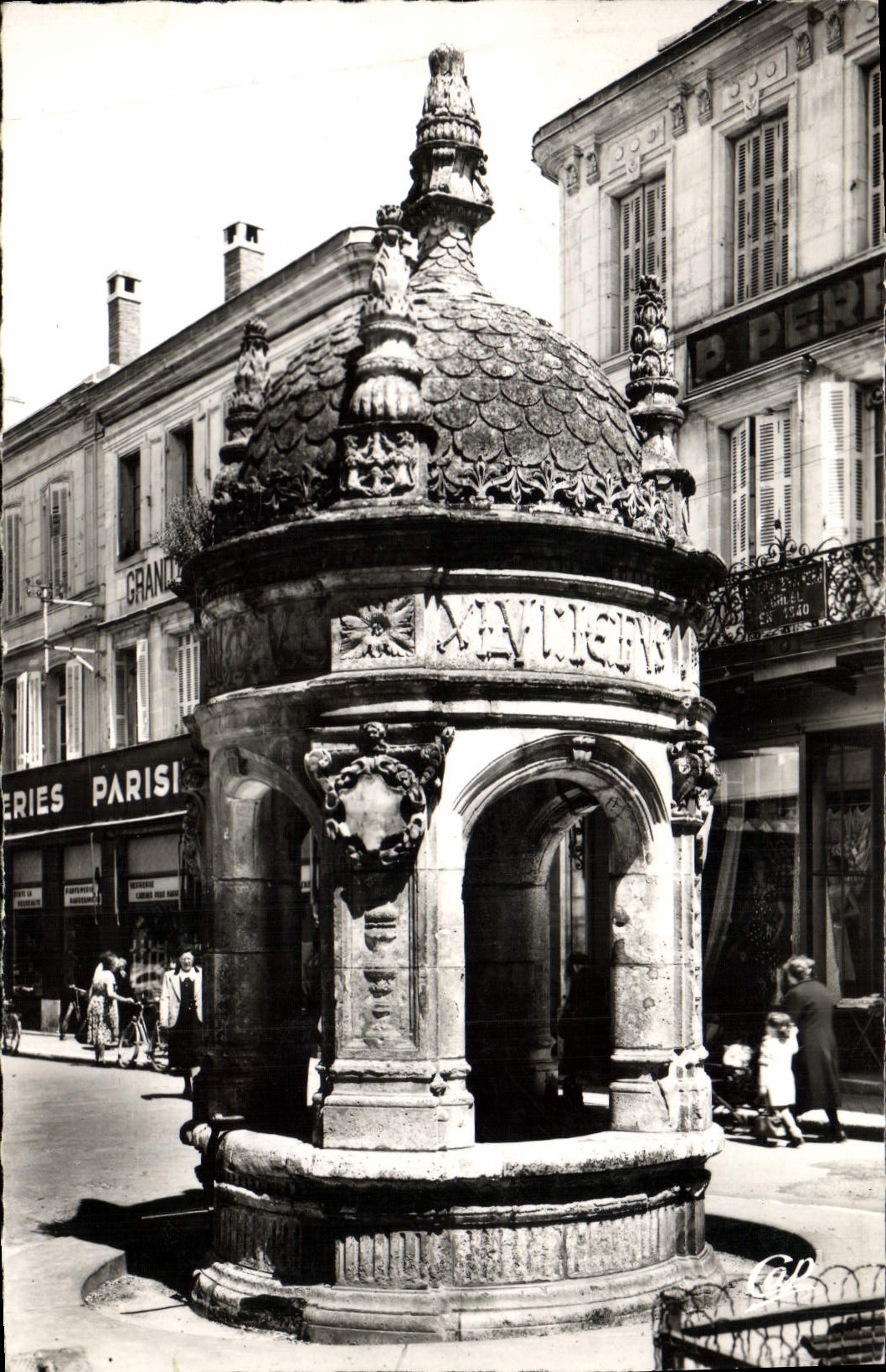 CPM St Jean D'Angely La fontaine du pilori