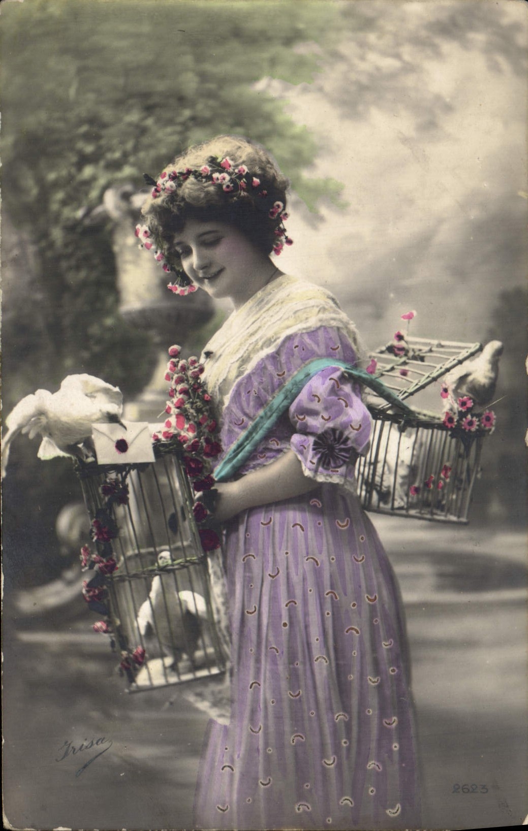 Joven mujer vestida de púrpura sosteniendo jaulas de pájaros — editor Irisa, n° 2623