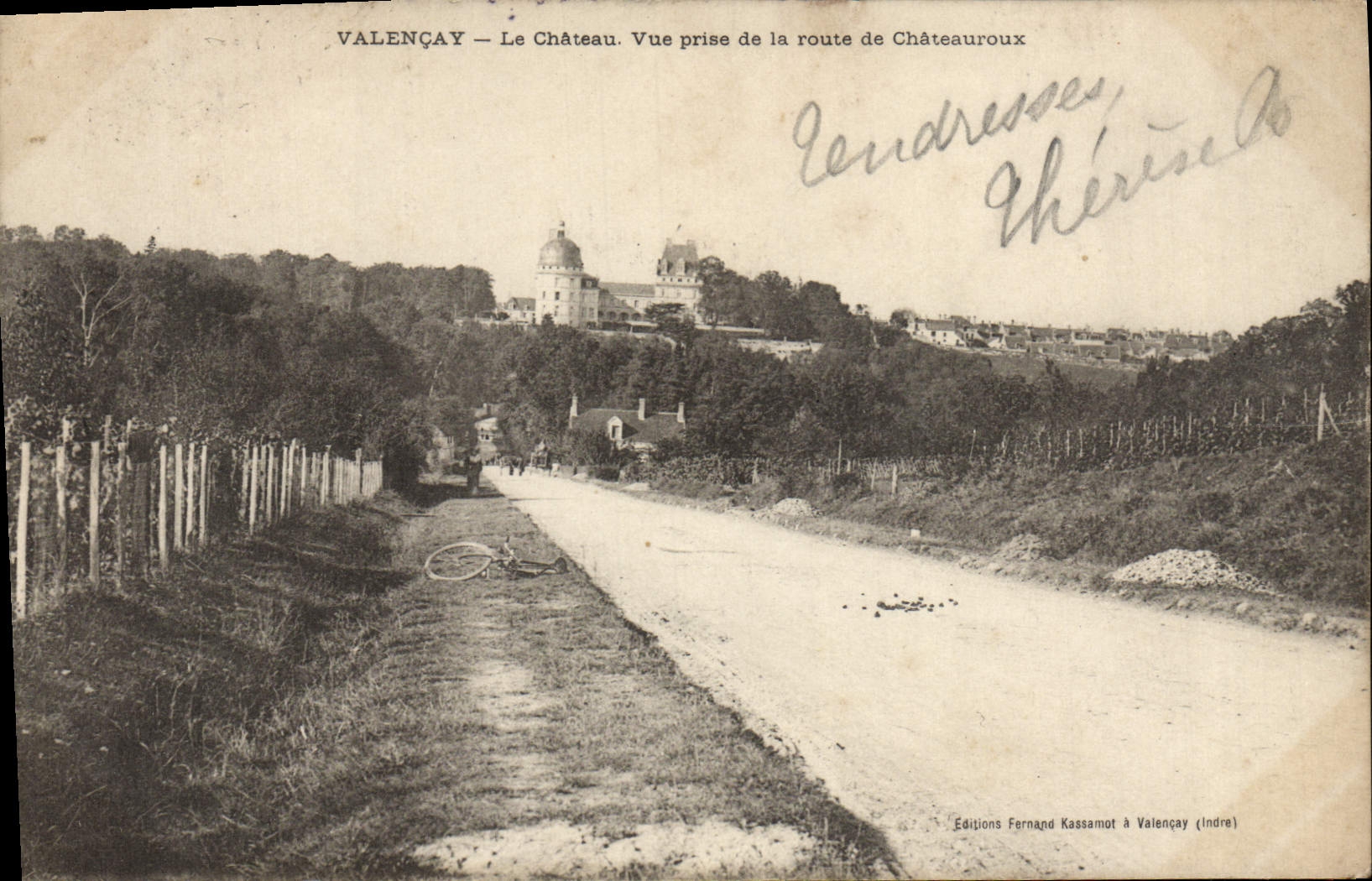 CPA Valencay Le Chateau Vue prise de la Route de Chateauroux Velo Cycle