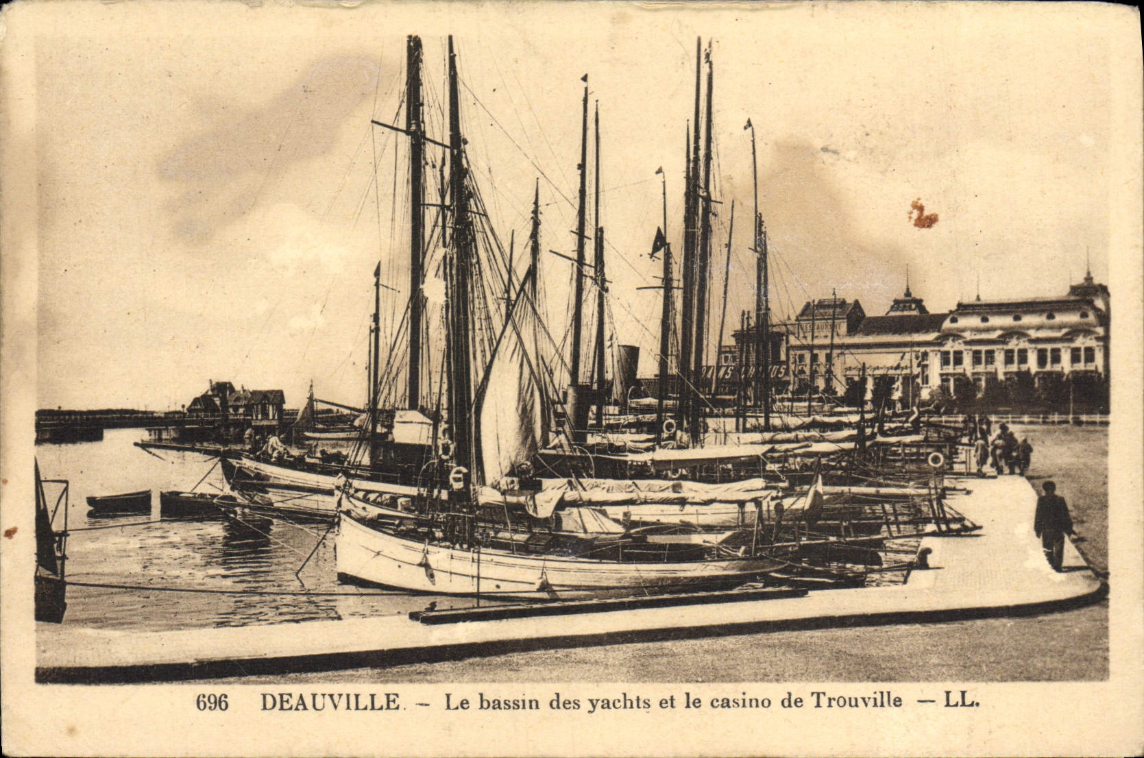 Deauville — Le bassin des yachts et le casino de Trouville — LL. n°696