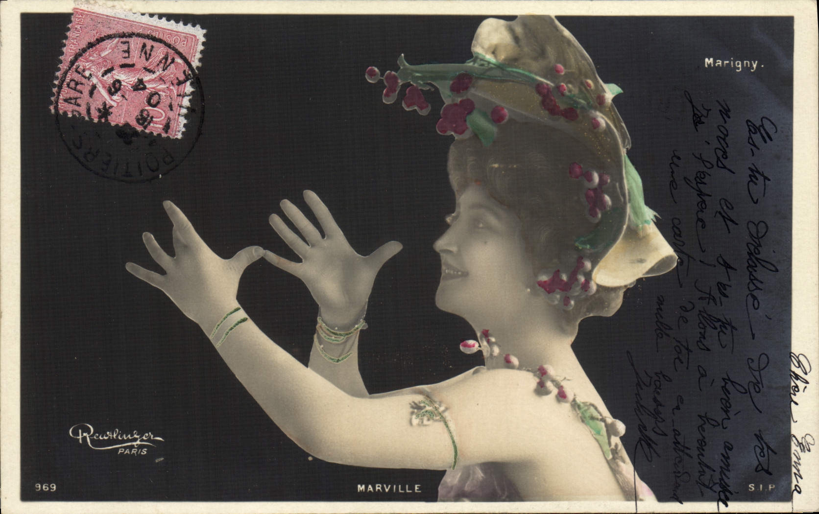 Femme en chapeau décoré de baies — Mariville — Racuriling, Paris, n° 969