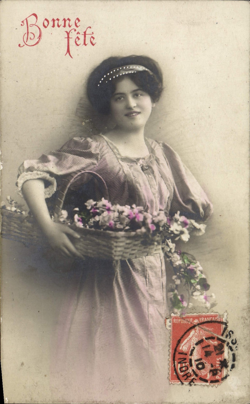 Jeune femme avec panier de fleurs — Bonne fête — éditeur inconnu