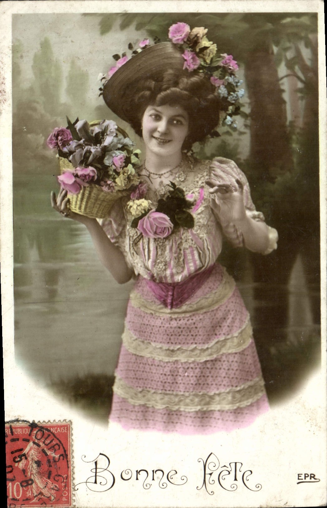 Frau in einem rosa Kleid mit Blumenkorb — Frohe Geburtstagsgrüße — EPR