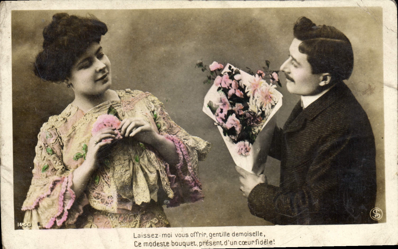 CPA Fantaisie Femme recevant des fleurs Couple