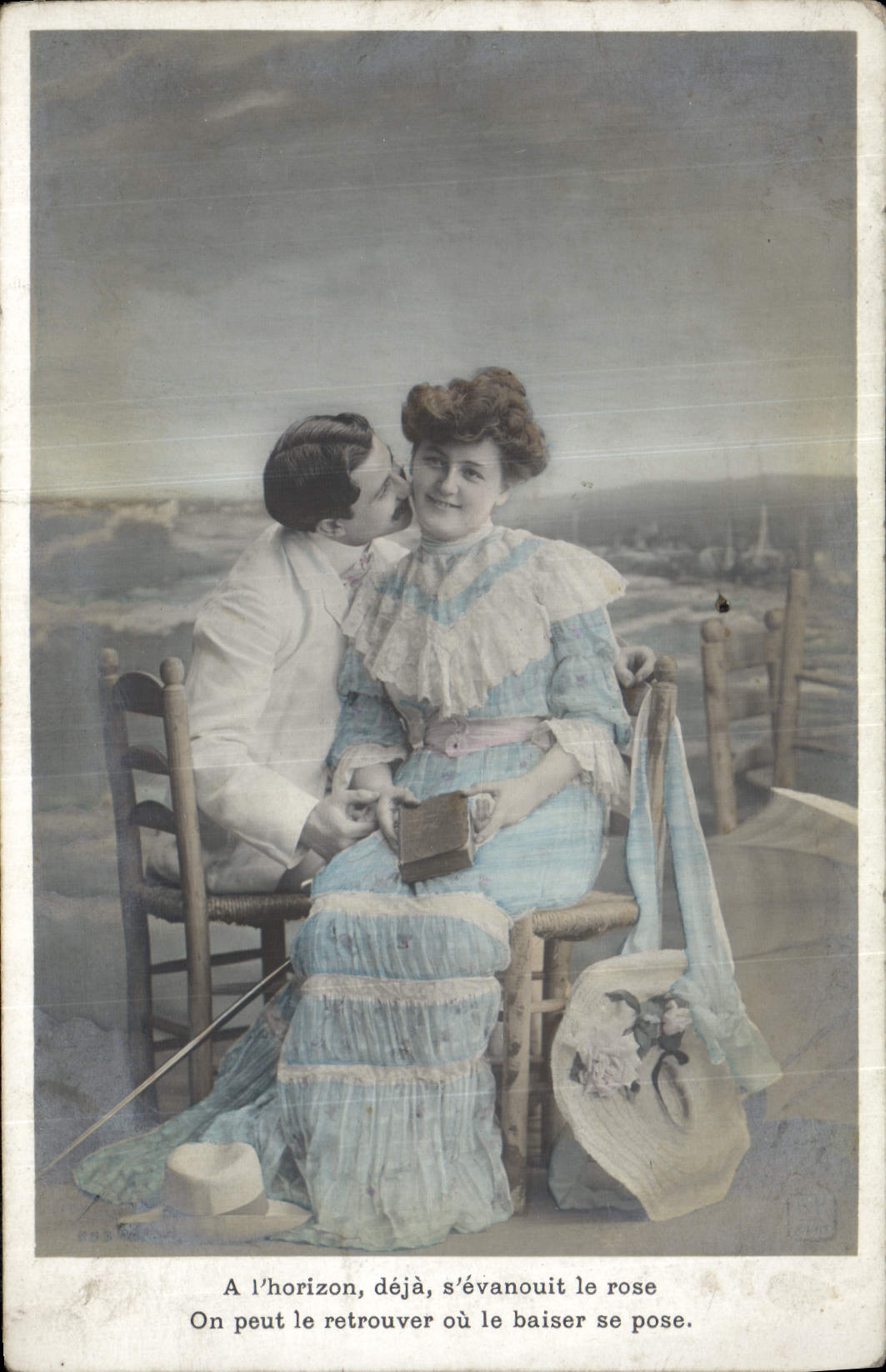CPA Fantaisie Femme avec son livre