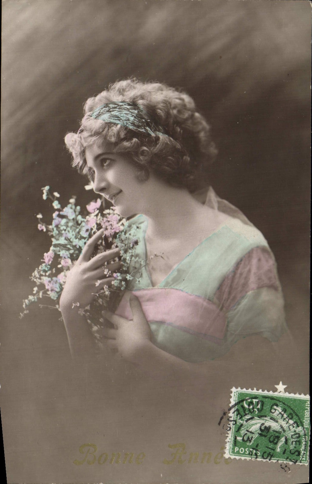 Jeune femme tenant des fleurs — Bonne Année — Bonne Anne