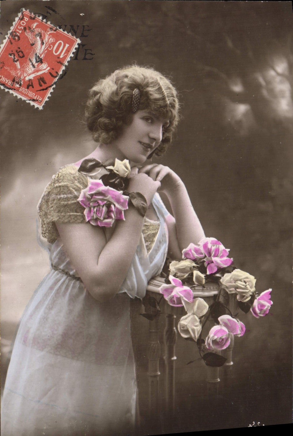 Jeune femme avec roses — photographie — éditeur non identifié