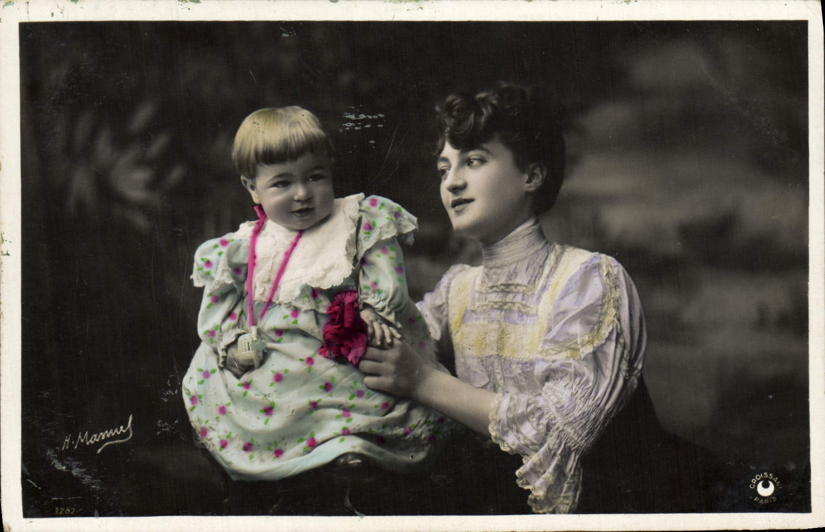 Femme tenant une petite fille — H. Mannel, Croissy-sur-Seine — n°3282