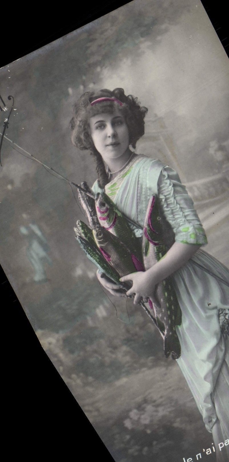 Jeune femme tenant des poissons — Made in France — n° de série non visible