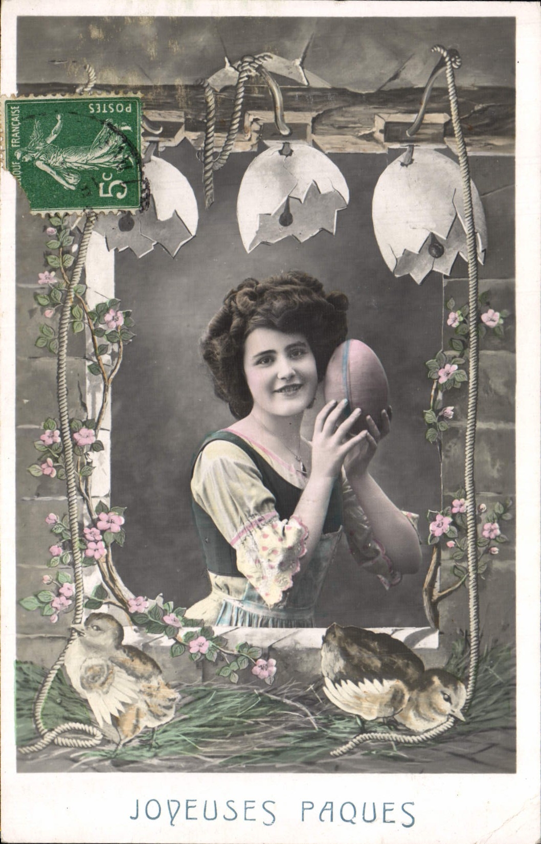 CPA Fantaisie Femme Paques oeuf Poussins