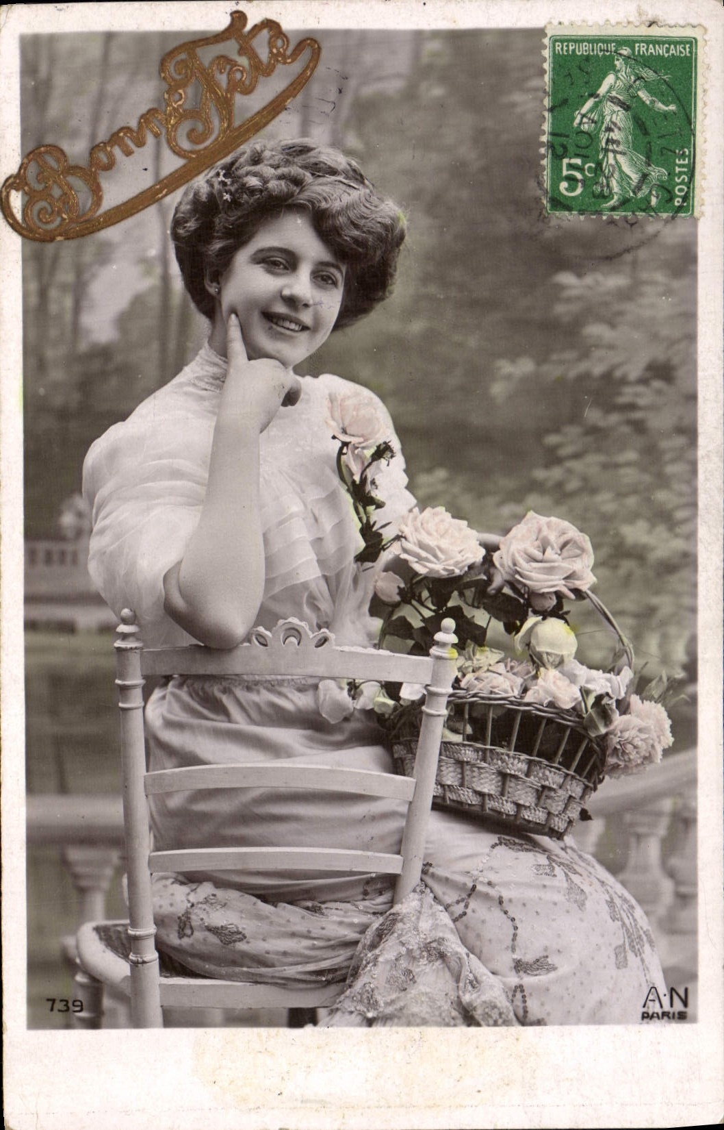 Jeune femme avec panier de roses — Bonne Fête — A.N. Paris, n°739