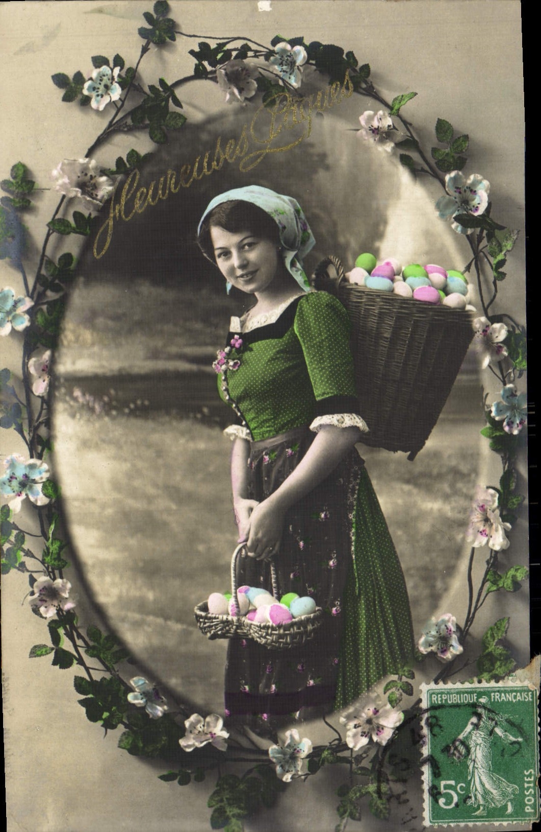 Femme en costume traditionnel — Pâques — éditeur inconnu, n° de série non visible