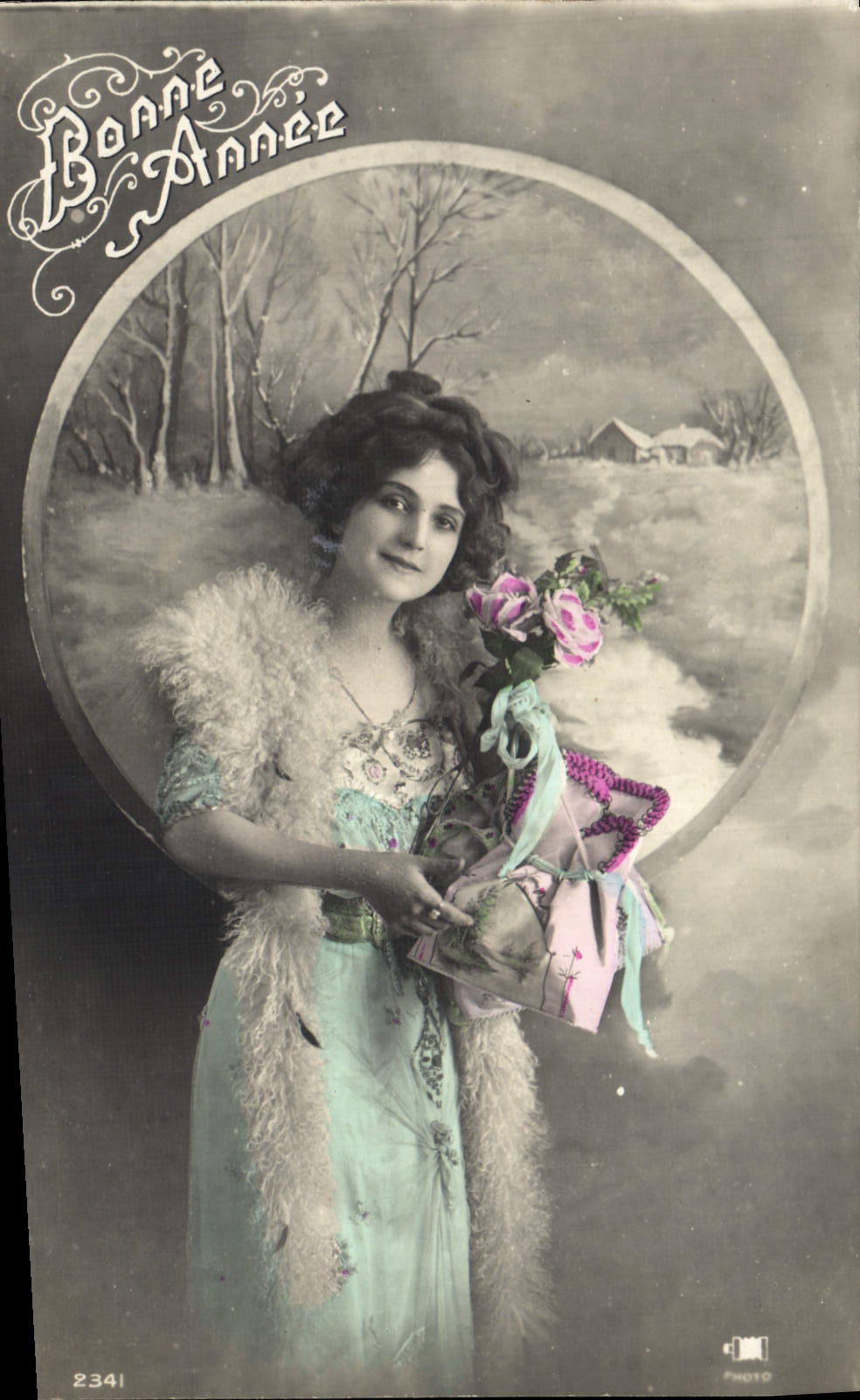 Femme en robe bleue tenant un bouquet — 'Bonne Année' — Photo 2341