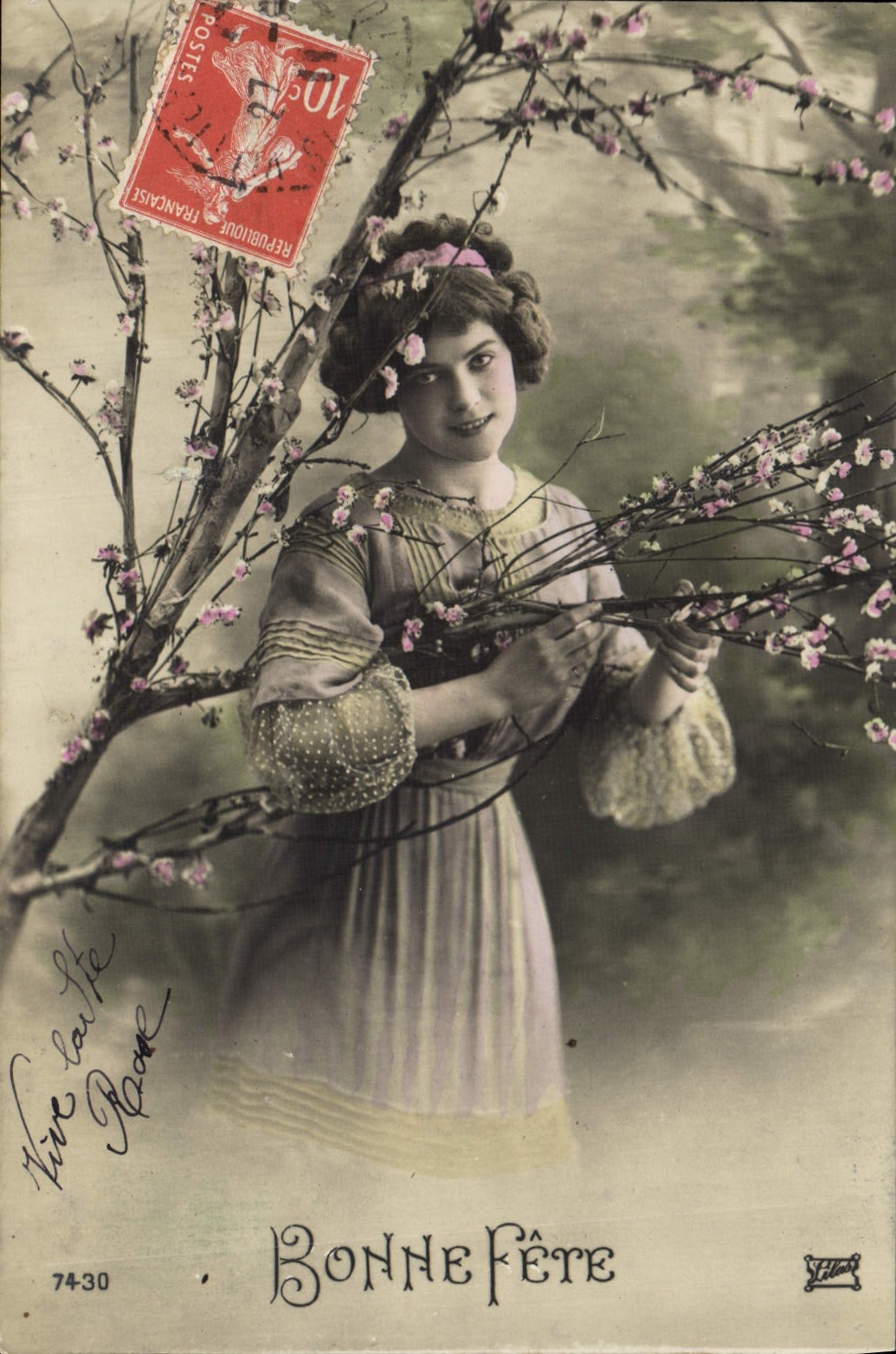 Jeune femme avec branches de fleurs — Bonne Fête — Éditeur : 74-30