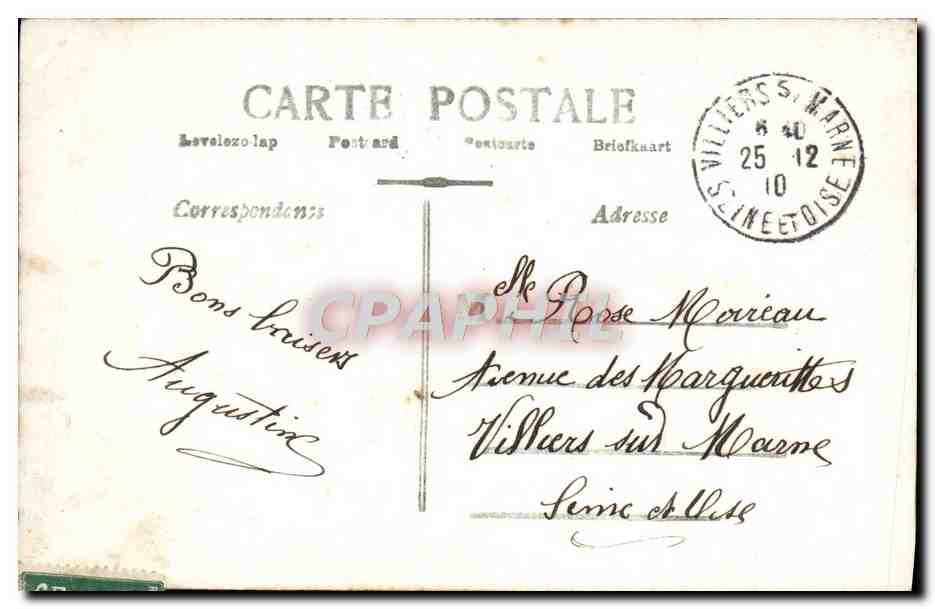 Femme souriante entourée de poupées et jouets — Joyeux Noël — éditeur inconnu, n° de série non visible — Reverso
