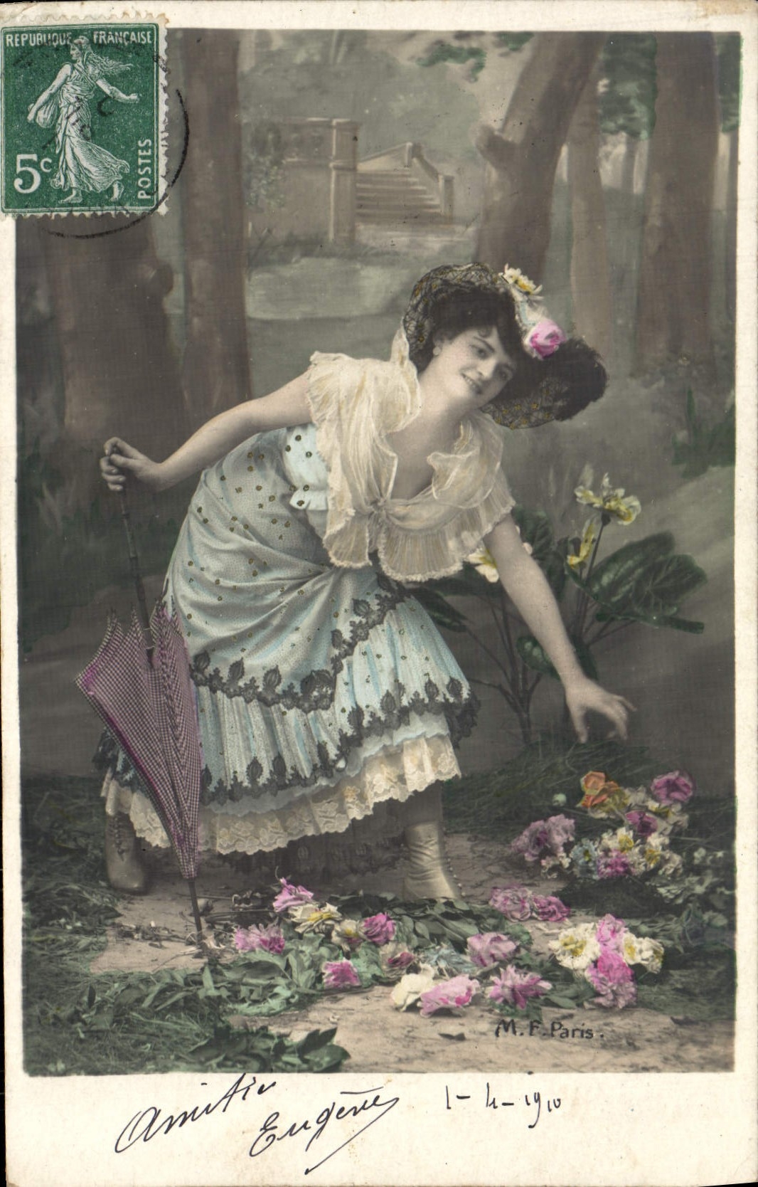 Femme en robe bleue parmi des roses — M.F. Paris — éditeur M.F. Paris, n° de série non visible