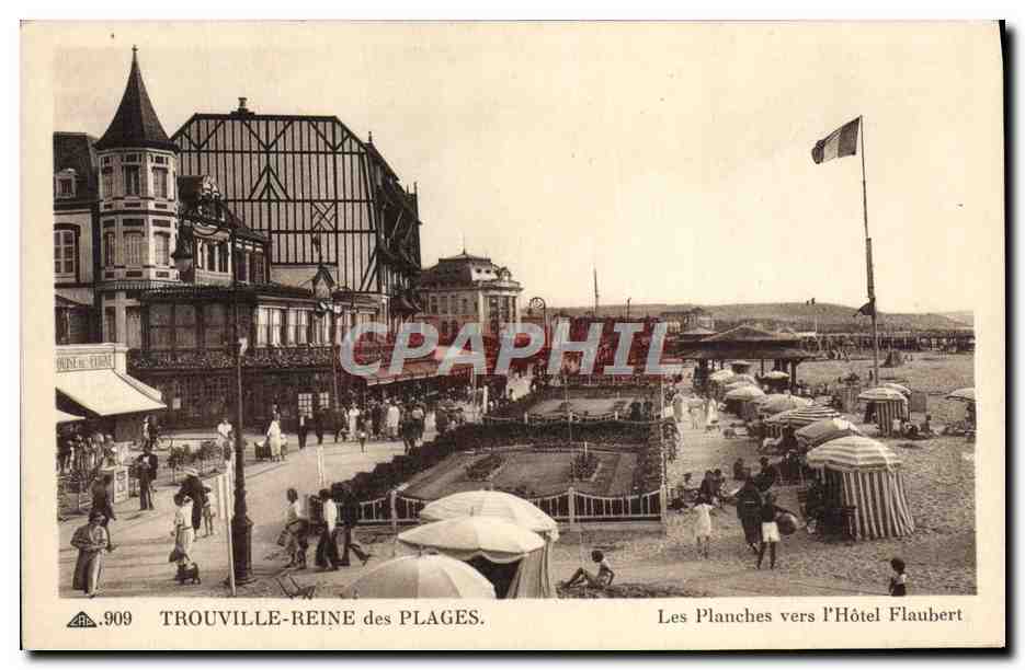 CPA Trouville Reine Des Plages Les planches vers l'Hotel Flaubert