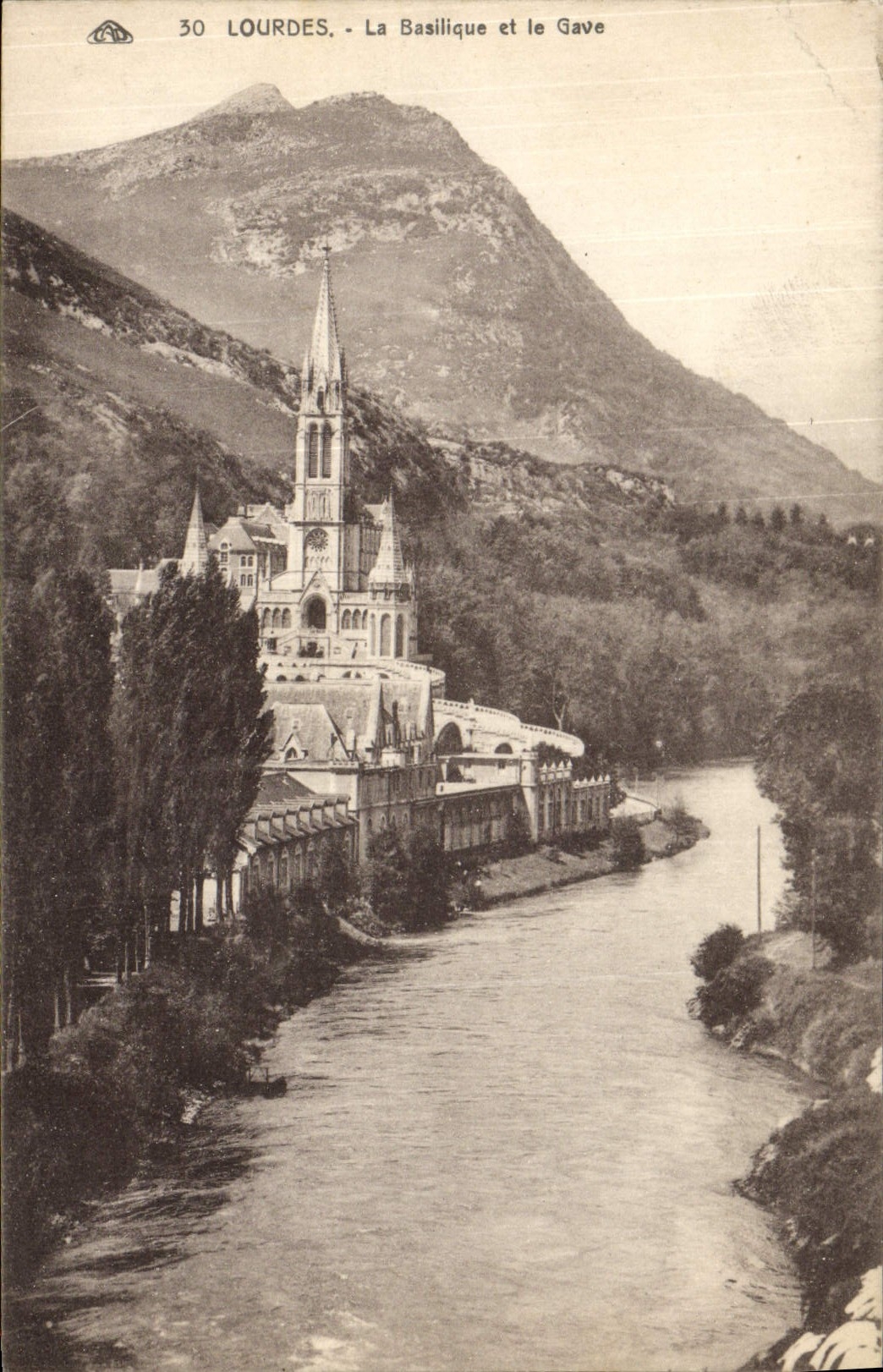 CPA Lourdes La Basilique Et Le Gave