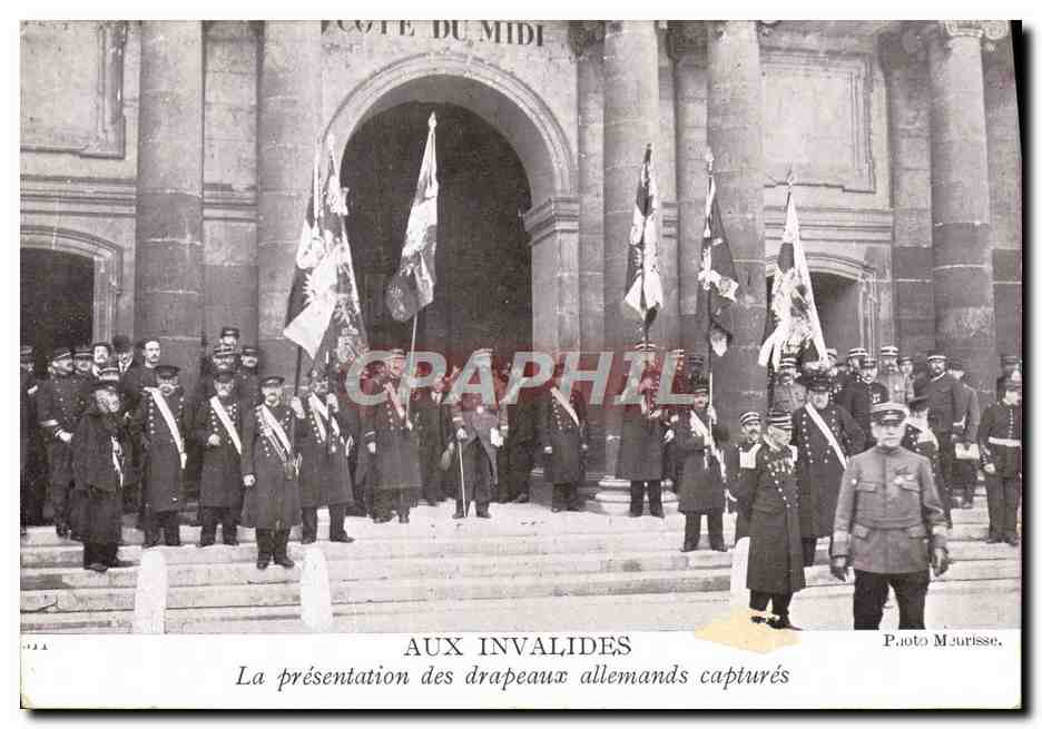 CPA Aux Invalides La Presentation Des Drapeaux Allemands captures Militaria