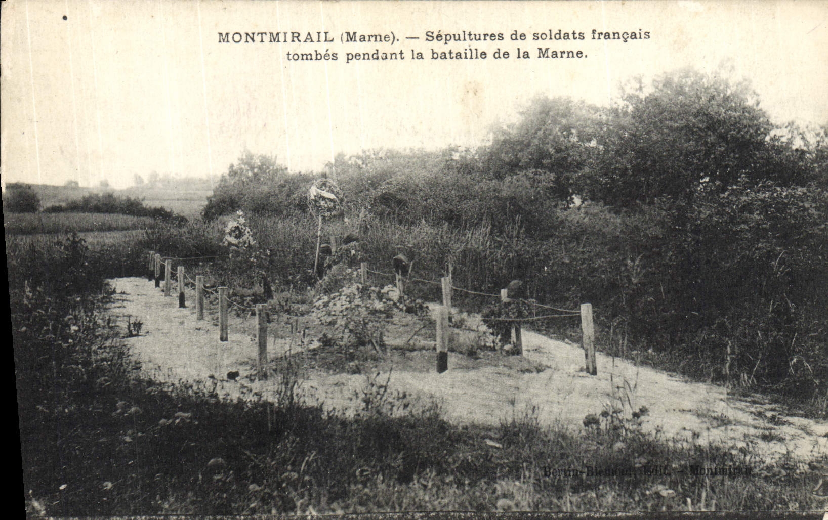 CPA Montmirail Sepultures De Soldats Francais tombes pendant la bataille de la Marne Militaria