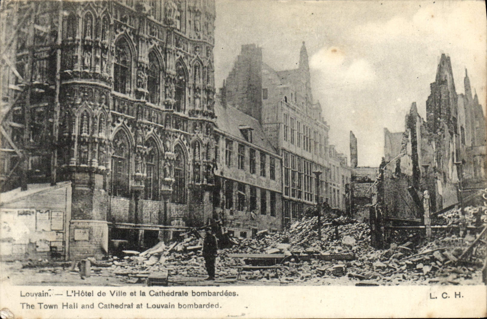Louvain — L'Hôtel de Ville et la Cathédrale bombardées — L. C. H.