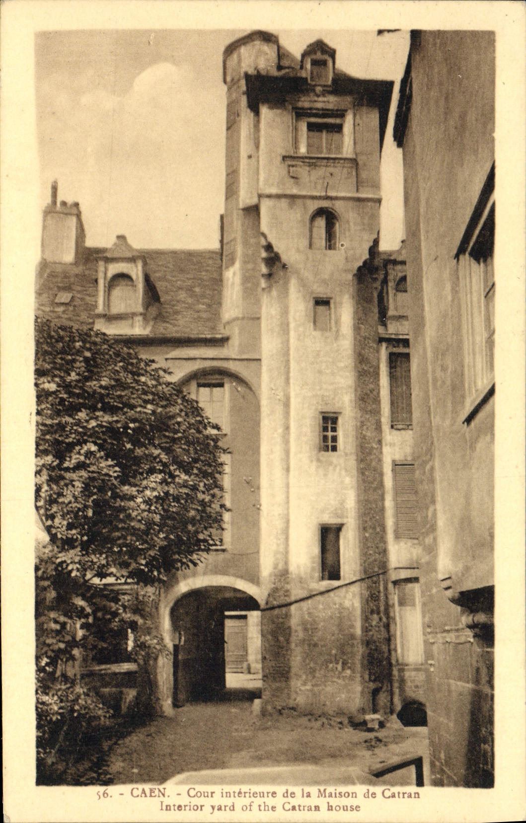 CPA Caen Cour Interieure De La Maison De Carran