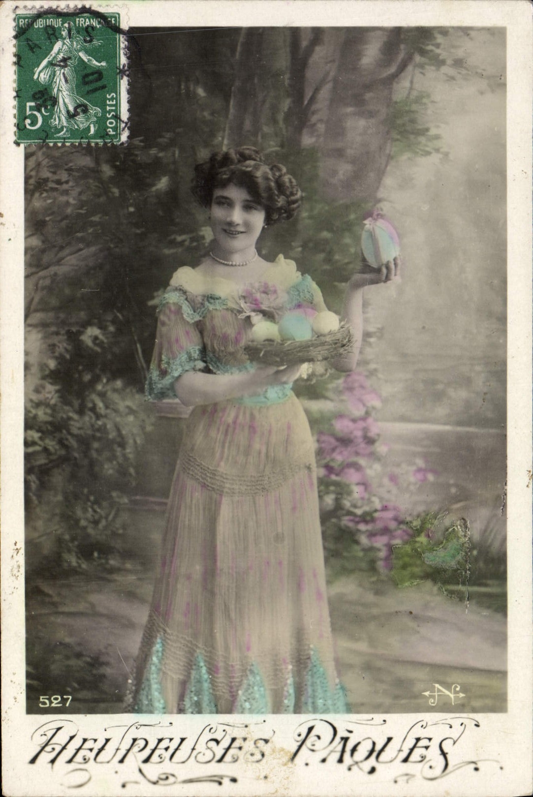 CPA Fantaisie Femme Heureuses Paques