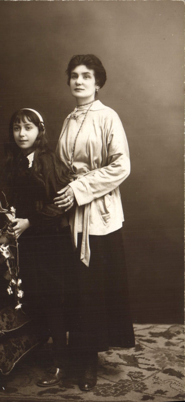 Portrait de deux femmes — studio — Photo Belge S.A., rue de France, Toulouse