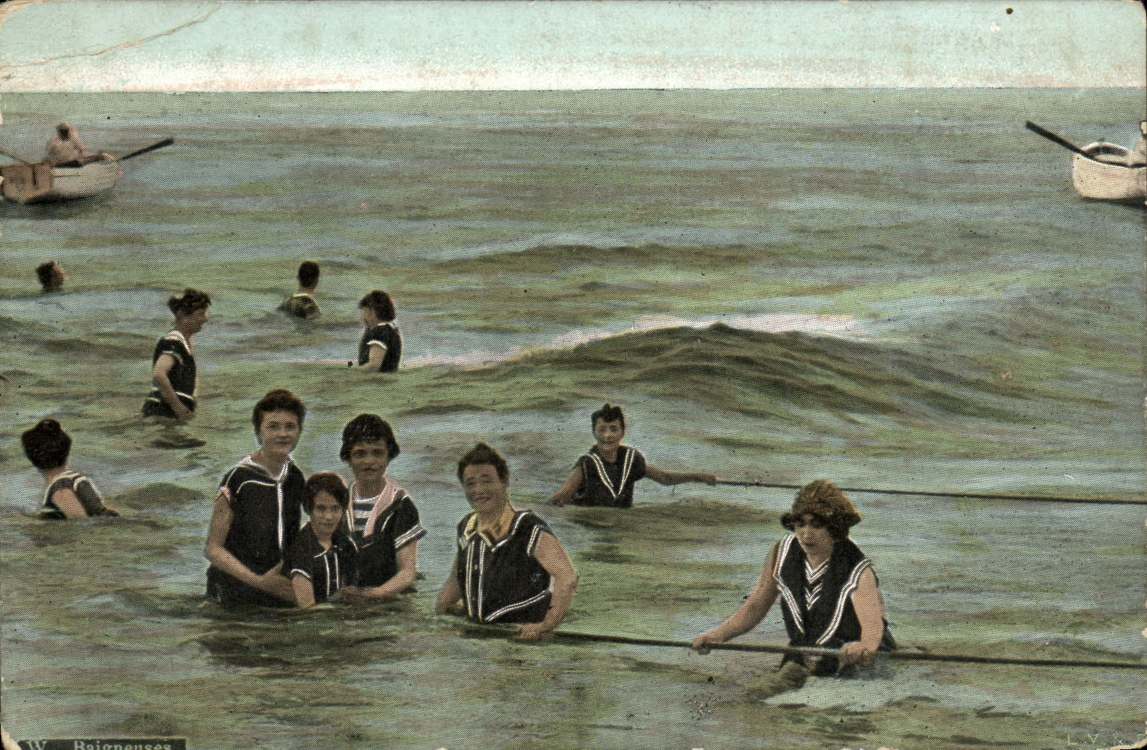 CPA Femmes a la plage Baigneuses