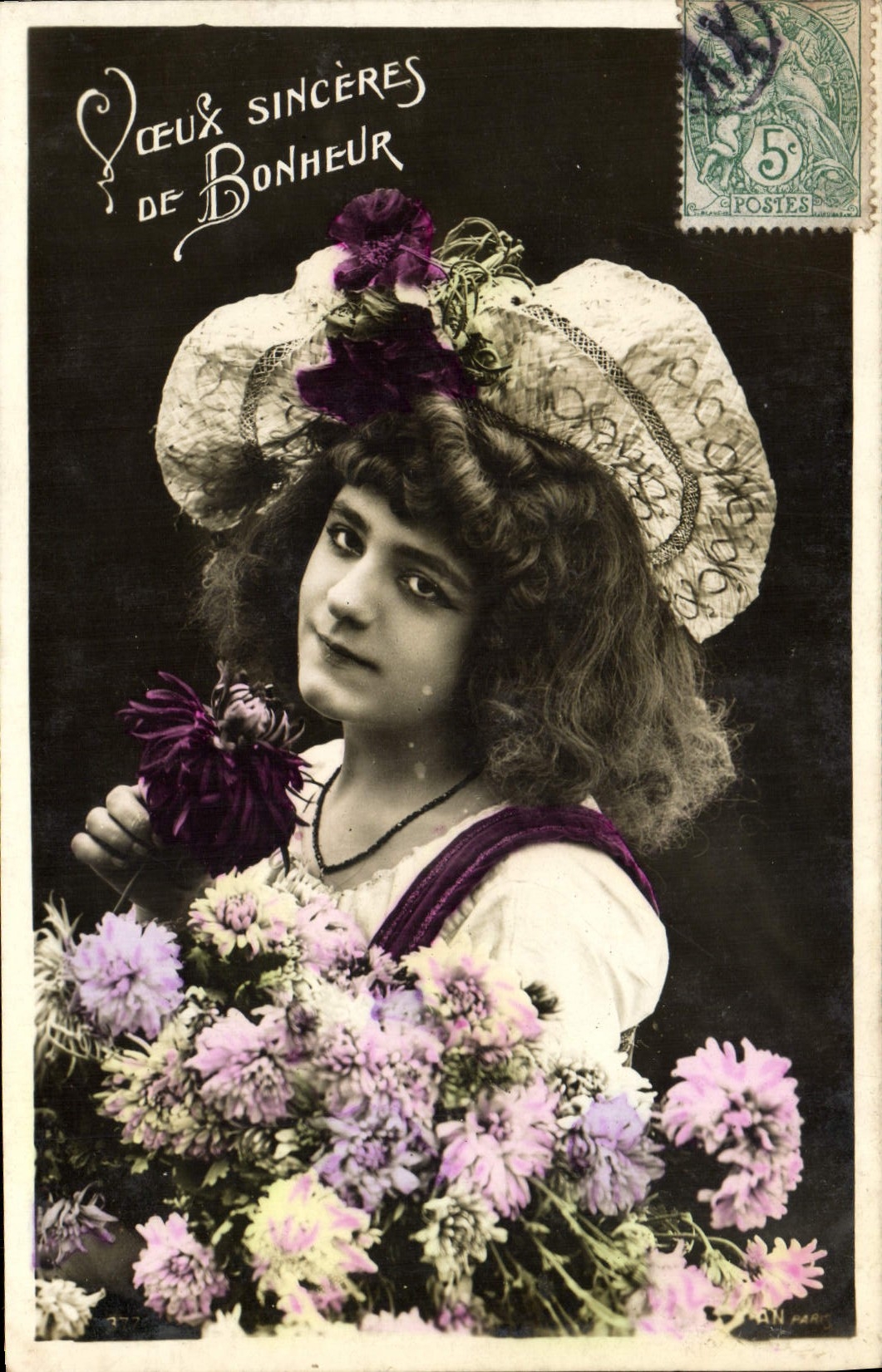 Jeune femme en chapeau à fleurs — Vœux sincères de bonheur — AN, Paris