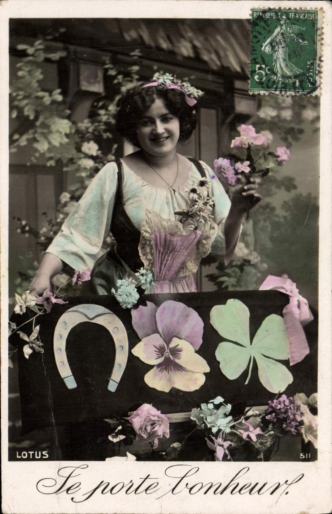 Femme avec symboles de bonheur — Lotus — éditeur LOTUS, n° 511