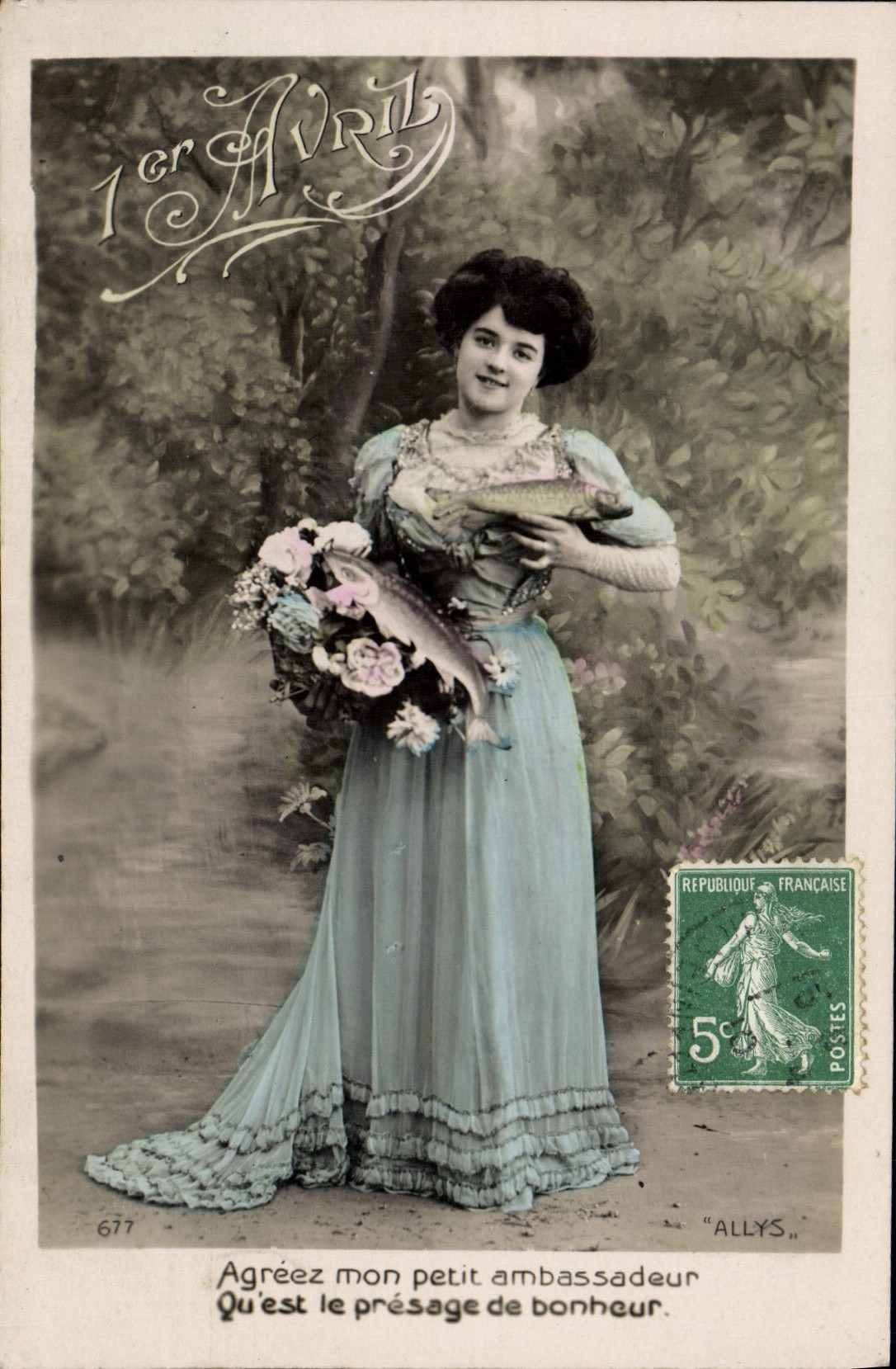 Jeune femme en robe bleue tenant un poisson et un bouquet — 1er AVRIL — éditeur ALLYS, n° 677