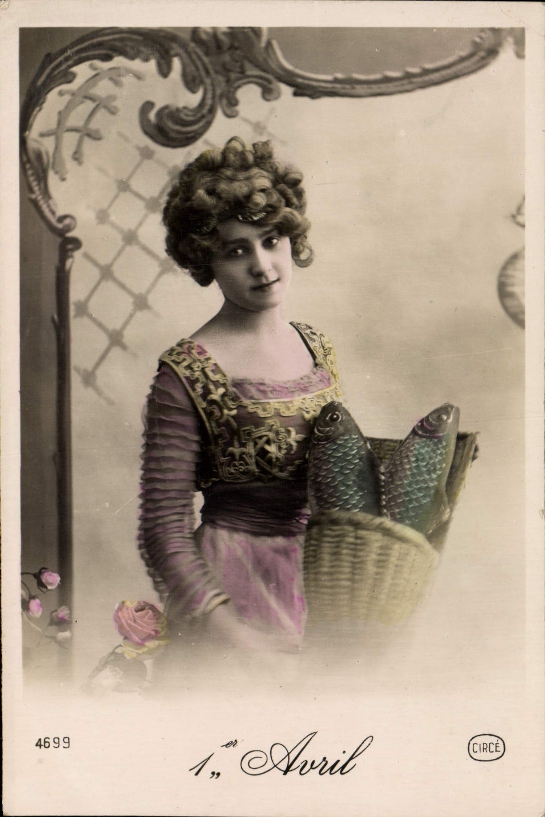 Jeune femme en costume coloré tenant un panier de poissons — CIRCE, n° 4699