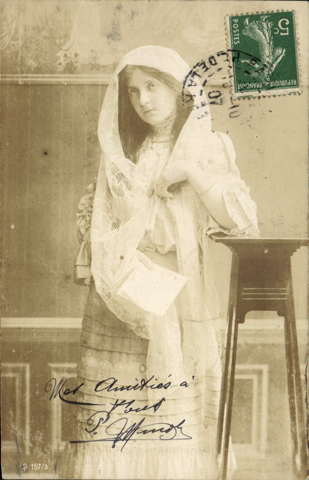 Jeune femme en voile — photo studio — éditeur S 157/3